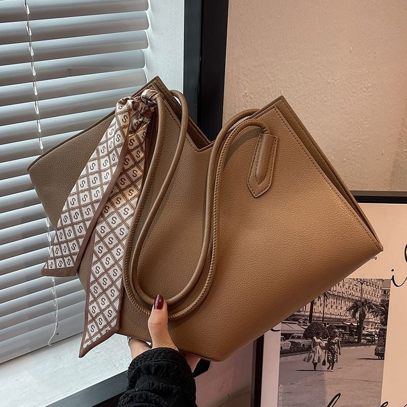 Large capacity niche fashion shoulder bag commuting tote bag eprolo
